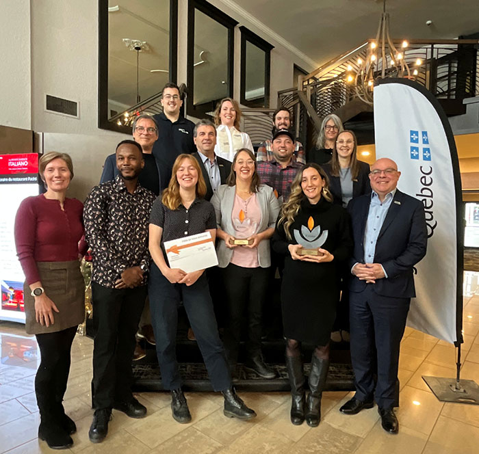 Personnes gagnantes du concours 2025 Tournez-vous vers l’excellence! accompagnées des représentants de La Financière agricole du Québec, dont M. Stéphane Labrie, président-directeur général.