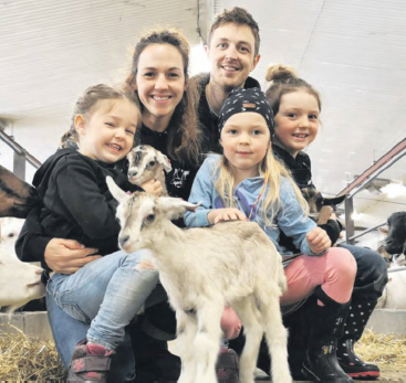Aujourd’hui, Jean-Philippe et Marie-Pier sont à la tête d’une entreprise de 800 chèvres en lait et de 80 ha en foin.