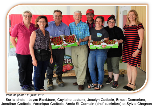 Sur la photo : Joyce Blackburn, Guylaine Leblanc, Jocelyn Gadbois, Ernest Desrosiers, Jonathan Gadbois, Véronique Gadbois, Annie St-Germain (chef-cuisinière) et Sylvie Chagnon